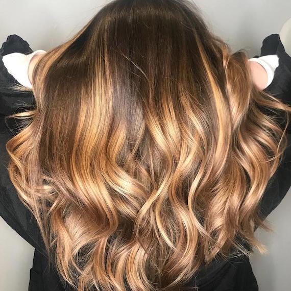 <b>BRĄZOWE WŁOSY</b><br/>Z BLOND PASEMKAMI